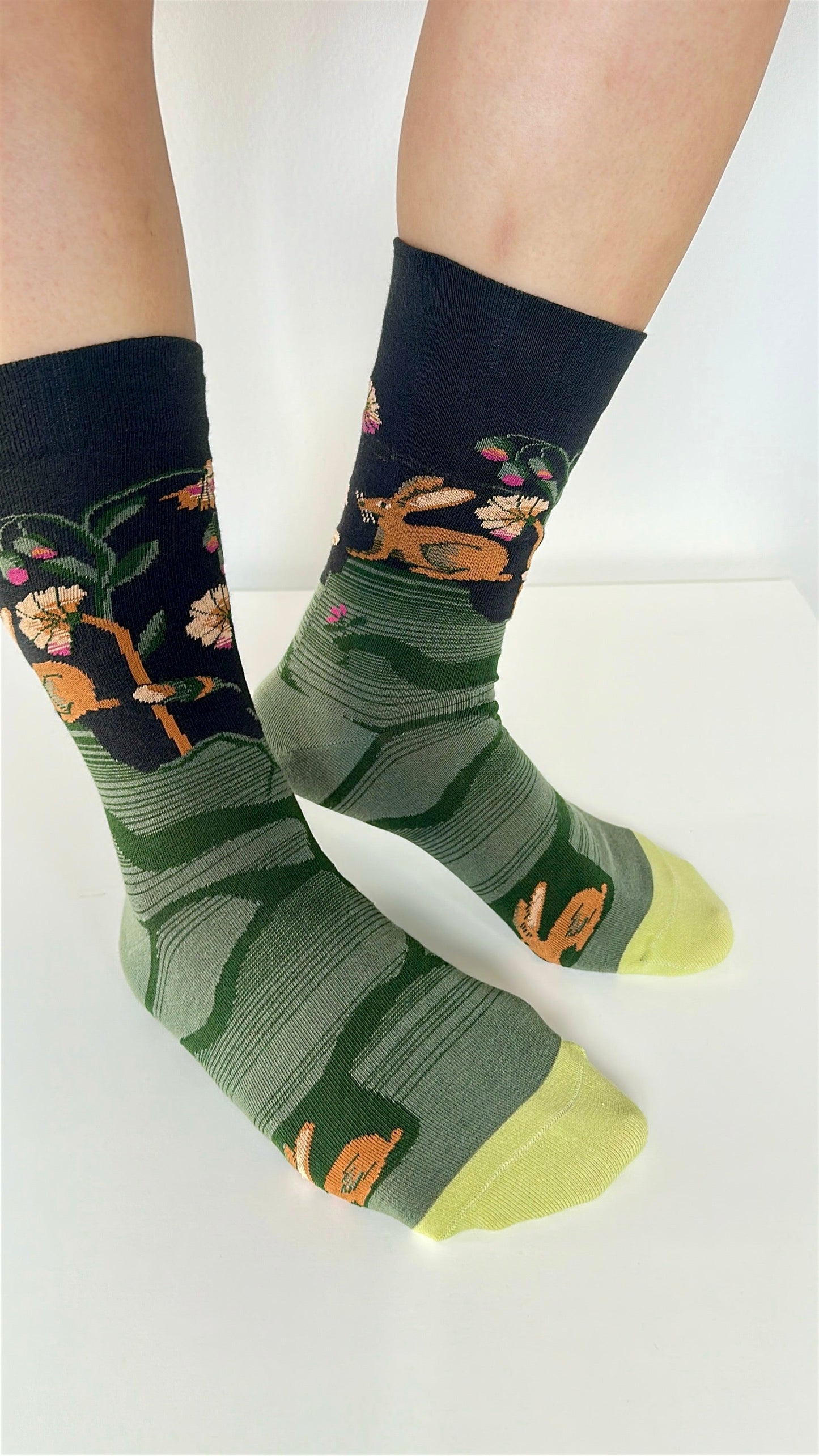 Meadow Bunny – Women's Crew Socks